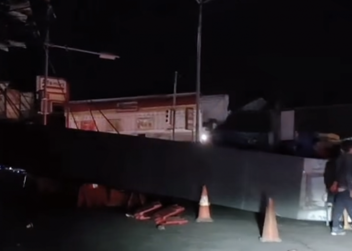 Videotron Ambruk di Bunderan Cigasong Majalengka, Pengendara Motor Jadi Korban