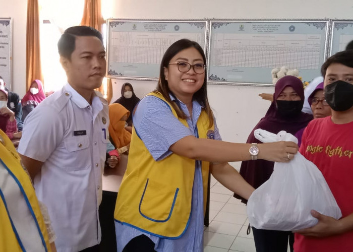Lions Club Cirebon Bagikan 200 Paket Sembako untuk Warga Kurang Mampu di Kesenden