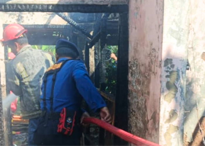 Korsleting Listrik Picu Kebakaran Rumah di Indramayu, Motor hingga Emas Hangus