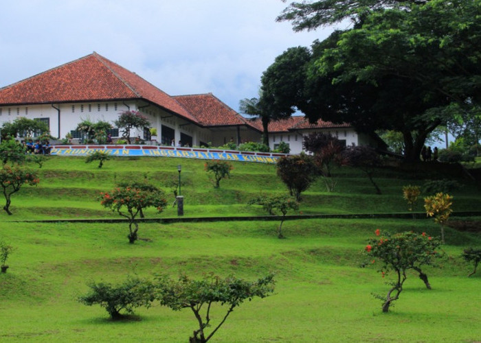 Rasakan Pengalaman Berbeda Liburan di Kuningan: 4 Tempat Wisata Sejarah Ini Paling Populer