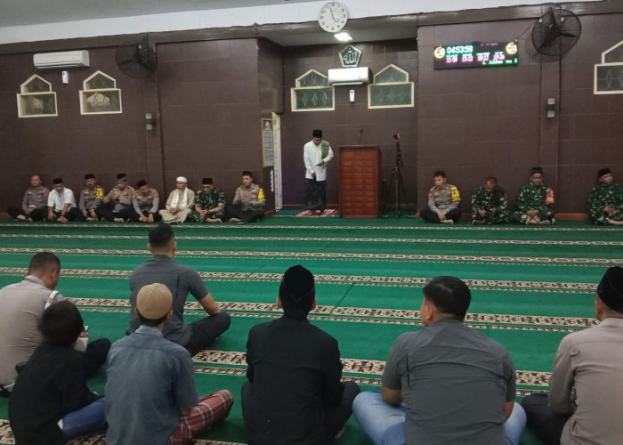 Subuh Berjemaah, TNI-Polri Jalin Silaturahmi dan Ajak Warga Jaga Kamtibmas di Kota Cirebon