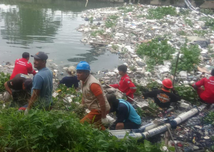 Sungai Sukalila Dibersihkan, Camat Lemahwungkuk Serukan Aksi Nyata Lawan Sampah