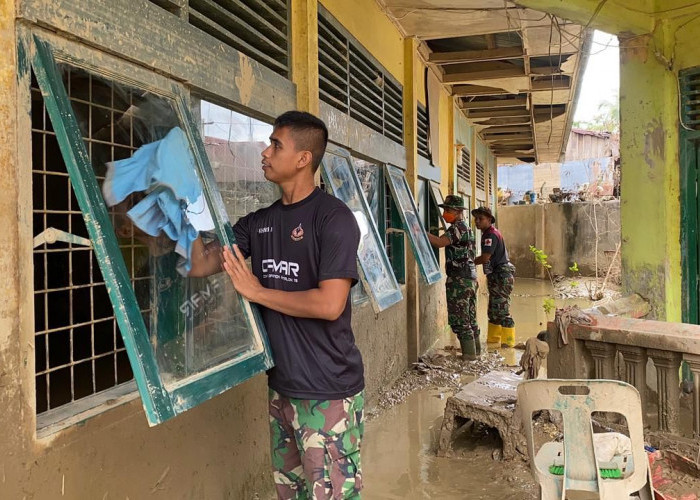 Andalkan Serokan dan Gerobak, TNI Bersihkan Lumpur Tebal di Sekolah-sekolah Aceh Tamiang