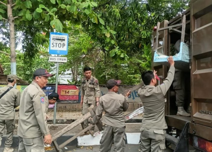 Satpol PP Bongkar Puluhan Lapak PKL di Watubelah, Barang Dagangan Diangkut ke Mako