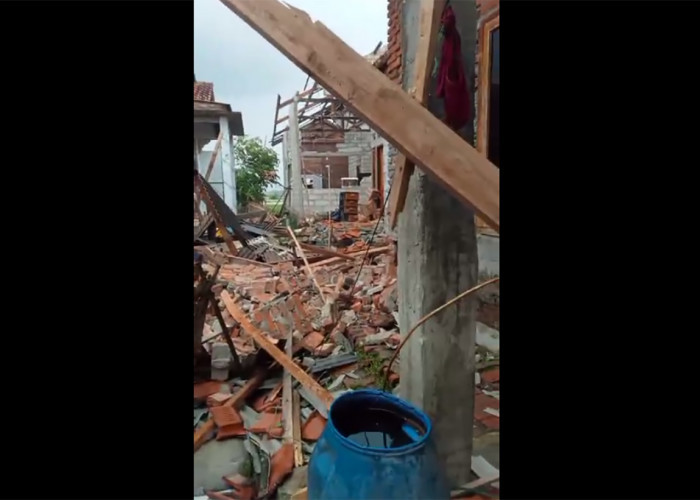 BREAKING NEWS: Angin Puting Beliung di Indramayu, Rumah Warga Hancur