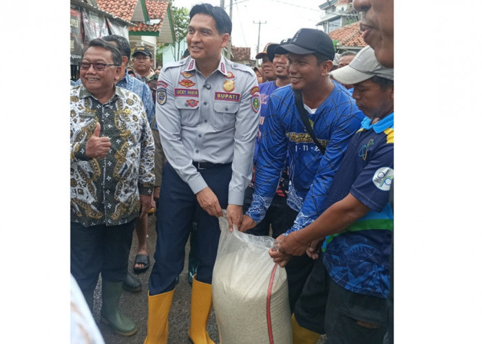 Bupati Lucky Hakim dan Baznas Salurkan Ribuan Paket Sembako ke Warga Terdampak Banjir Losarang