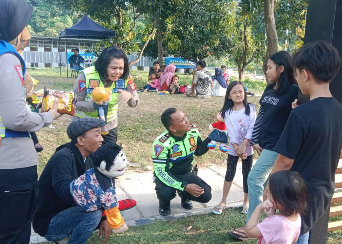 Pakai Boneka di Tangan, Jurnalis Cirebon Hibur Para Pemudik