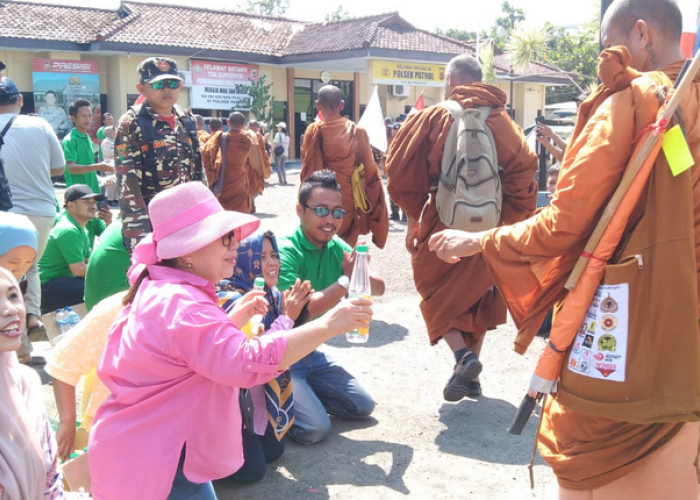 Sampai di Indramayu, 32 Bhiksu Jalan Kaki dari Tahiland ke Borobudur Disambut Warga Patrol
