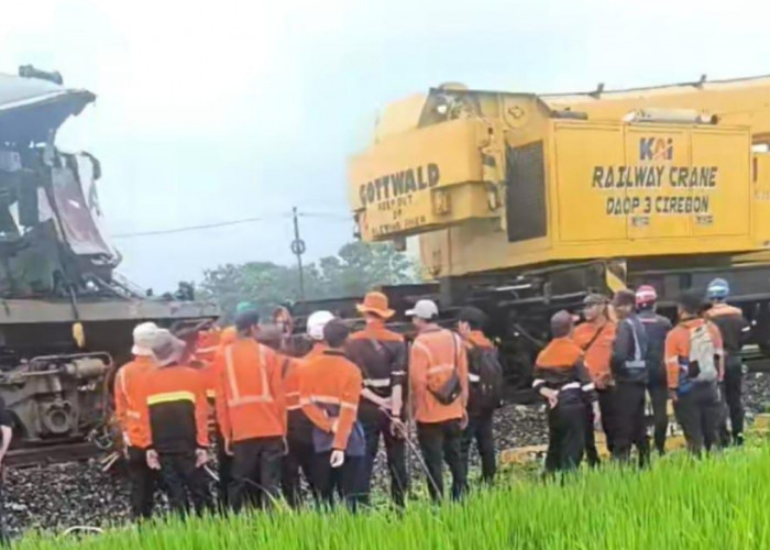 Detik-Detik KA Menoreh Hantam Truk Air di Gebang Cirebon, Kendaraan Terseret Hingga 500 Meter