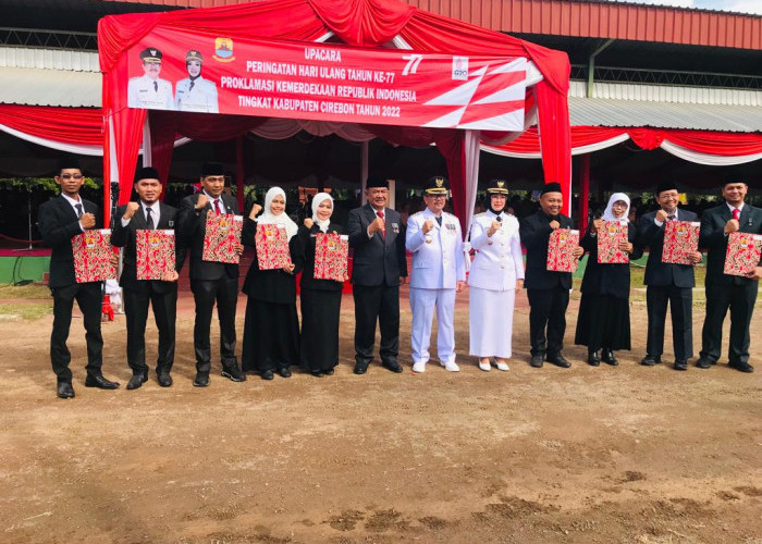 Sembilan Pegawai Terima Penghargaan PNS Berprestasi Kabupaten Cirebon