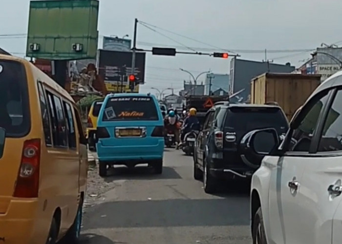 Lampu Merah Plered Cirebon Picu Kemacetan Parah, Warga Keluhkan Durasi Tak Seimbang