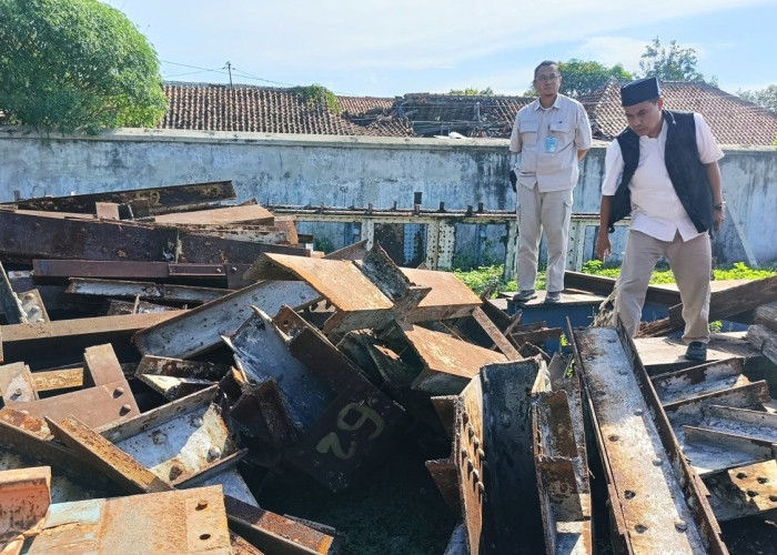 DPRD Cirebon Tinjau Rel Kereta Kuno yang Dibongkar, Kondisinya Bikin Umar Klau Prihatin