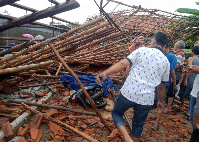 CUACA EKSTREM di Cirebon, Kurir Paket Tewas Tertimpa Bangunan Saat Berteduh di Plumbon