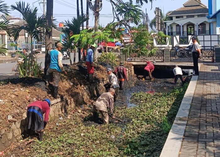 Banjir Rendam Jalan Depan SMAN 1 Lemahabang Cirebon, DPUTR Lakukan Normalisasi Saluran