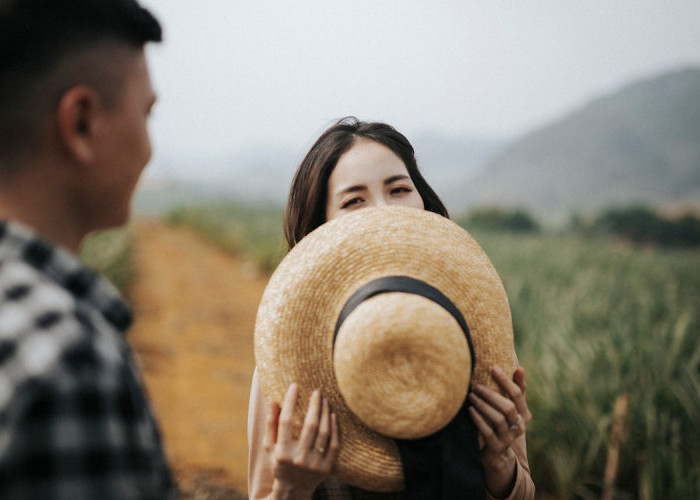 10 Trik Psikologi Menaklukan Hati Cewek Introvert, Nomor 7 Sering Luput dari Perhatian Cowok