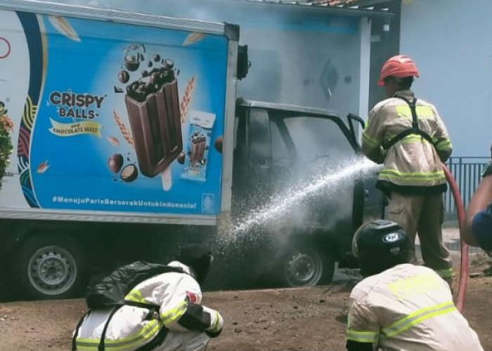 Mobil Boks Pengangkut Es Krim Terbakar di Patrol Indramayu, Kerugian Ditaksir Rp200 Juta