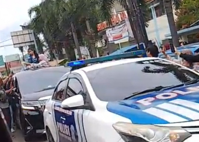 Antusiasme Warga Sambut Dede April Picu Kemacetan Panjang di Cirebon Timur