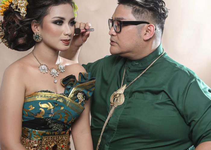 Arief Rachmanto Pertahankan Make-Up Semi Bold Flawless