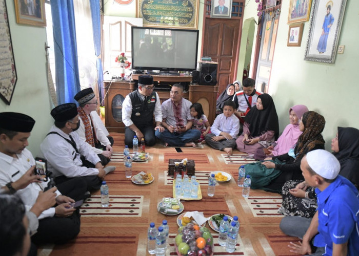 Ridwan Kamil Melayat ke Rumah Duka Amira, Korban hanyut di Curug Kembar Bogor 