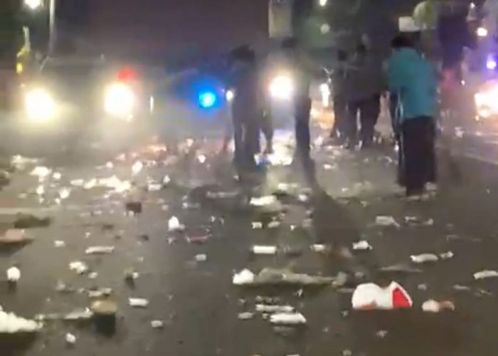 Petugas DPRKP dan DLH Langsung Bersihkan Sampah Bekas Nobar di Jl Siliwangi Cirebon