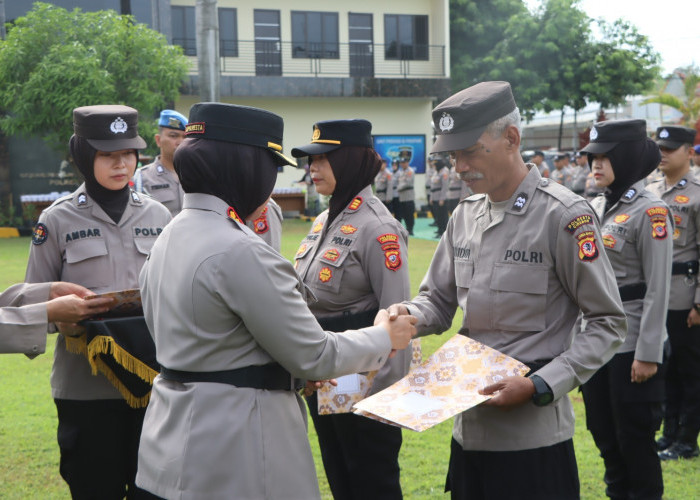 Kapolresta Cirebon Berikan Penghargaan dan Apresiasi Kepada Personil Berprestasi 