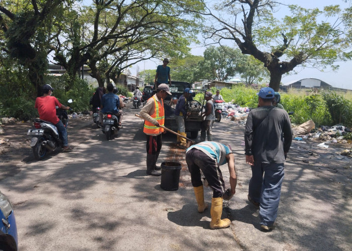 Jalan Astanajapura-Sindanglaut Kembali Ditambal, Camat Deni Harap Ada Betonisasi Permanen