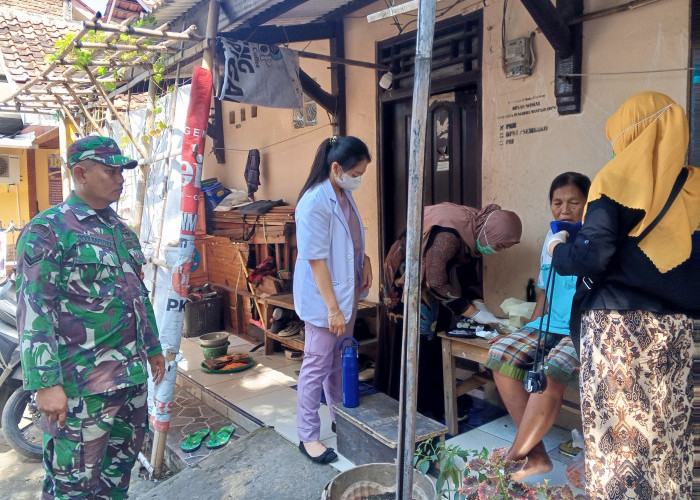 HUT ke -598 Cirebon, Babinsa Kesenden Dampingi Bantuan Pangan dan Pengobatan Gratis