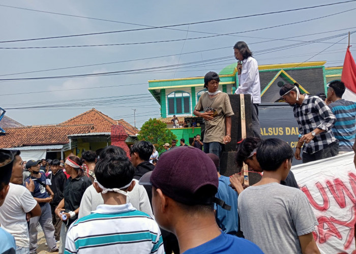 Masyarakat Gintung Lor Susukan Cirebon Gelar Aksi Unjuk Rasa di Depan Balaidesa, Inilah Tuntutannya