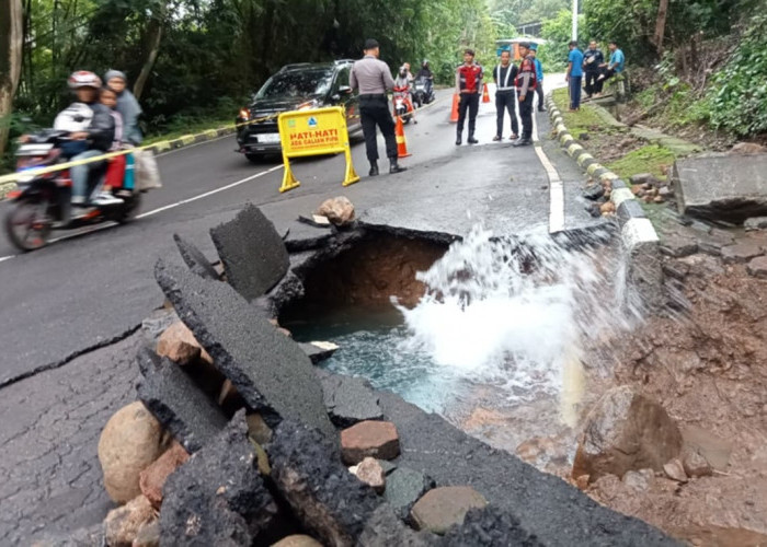 Bukan Pipa Belanda, Pipa PDAM Cirebon yang Bocor di Plangon Bantuan Swiss 1980