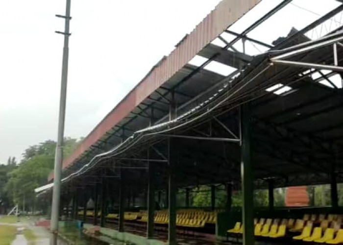 CUACA EKSTREM di Cirebon, Atap Stadion Ranggajati Terbang Terbawa Angin