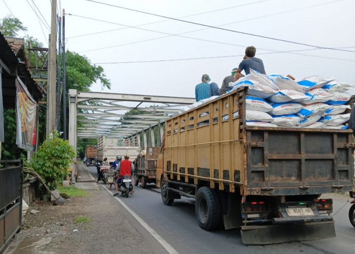 Hati-Hati Lewat Sini! Jembatan Cisambeng Bolong, Akses Majalengka–Cirebon–Bandung Terganggu