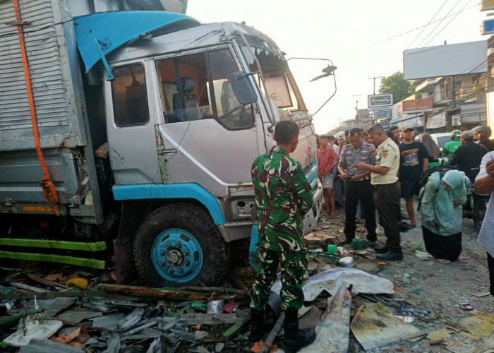 Detik-Detik Truk Fuso Hantam Dua Warung di Arjawinangun, Pemilik Warung Tewas Seketika