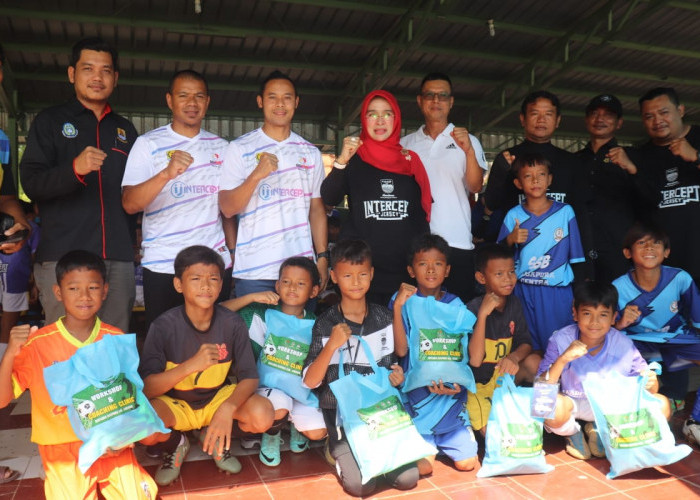 Latih Ratusan Siswa SSB, Dispora Kabupaten Cirebon Gandeng Pemain Persib
