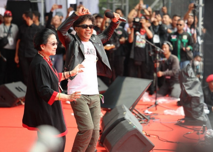 SLANK Nyanyi Orkes Sakit Hati Bareng Megawati saat Kampanye Ganjar-Mahfud, Nyindir Jokowi?