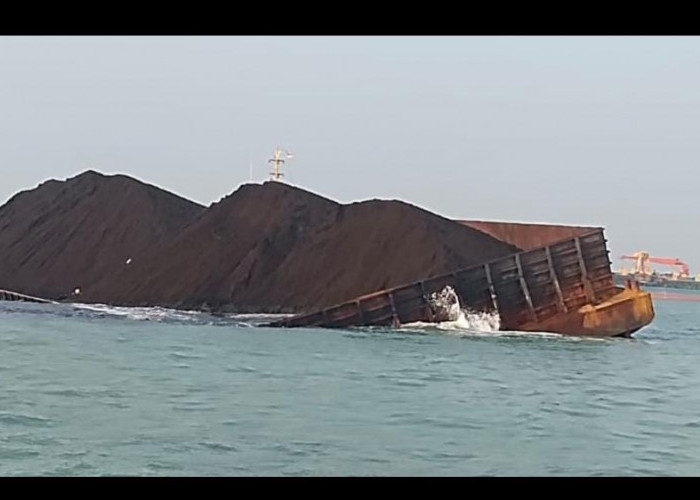 Breaking News! Tongkang Bermuatan Batu Bara Miring di Laut, Diduga Tumpahkan Muatan Saat Menuju Cirebon