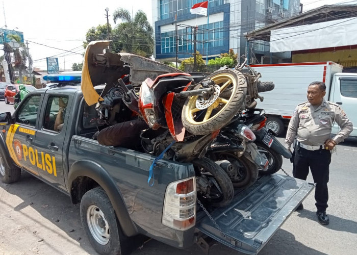 BREAKING NEWS: SMK di Jl Tuparev Diserang 2 SMK dari Kota Cirebon, Mobil Patroli Polisi Ikut Rusak