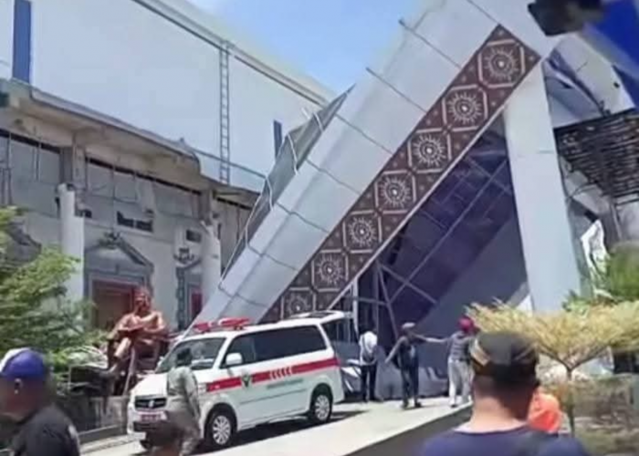 BREAKING NEWS: Atap Teras Gedung KPT Brebes Ambruk, 3 Orang Luka-luka