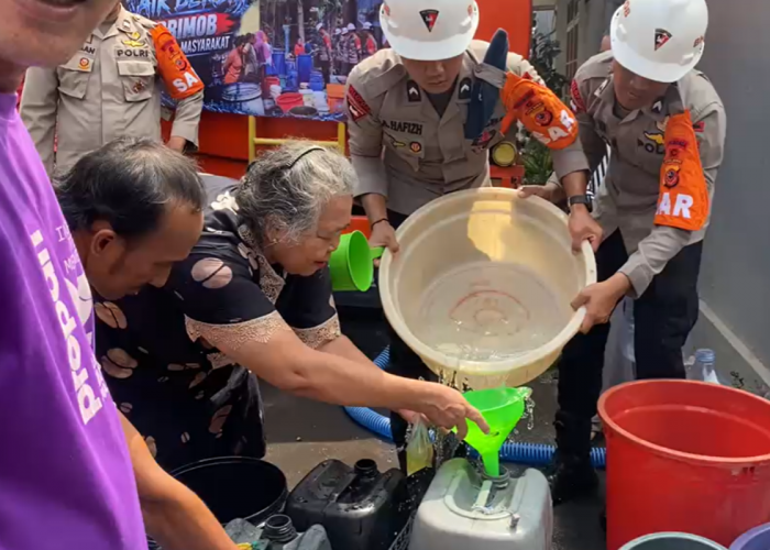 Warga Gunung Jati Kesulitan Air Bersih, Brimob Salurkan 9.500 Liter