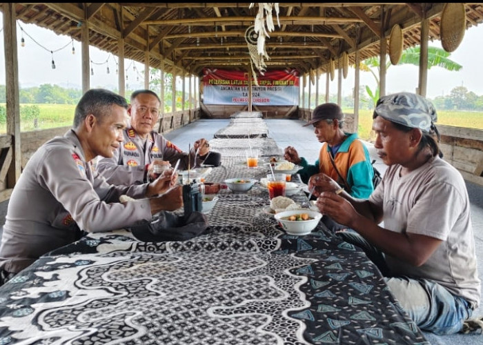 Dua Pemulung Diajak Makan Bareng Kapolsek Talun, Ini Pesan yang Disampaikan