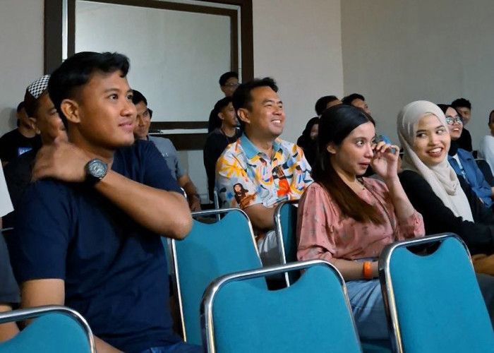 Begini Cara Suhendrik Menjelang Debat Ketiga, Nonton Stand Up Comedy