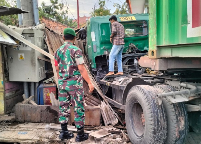 Kontainer Tabrak Warung di Losarang Indramayu, Anggota Koramil Gercep Evakuasi Korban