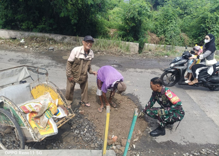 Demi Keselamatan Pengguna Jalan, Babinsa Turun Perbaiki Jalan.