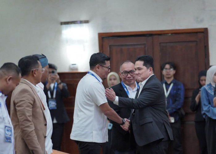 Erick Thohir dan Thony Gunawan Berjabat Tangan, Pembinaan Pemain Muda Jadi Sorotan