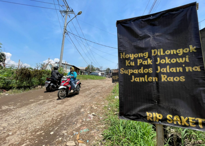 Kesal Jalan di Daerahnya Rusak, Warga Baleendah Sentil Jokowi: ‘Supados Jalanna Janten Raos’