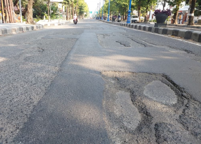 Pemkot Cirebon Masih Cari Dana Perbaikan Jalan, Pernyataan Kadis dan Wali Kota Beda Fokus