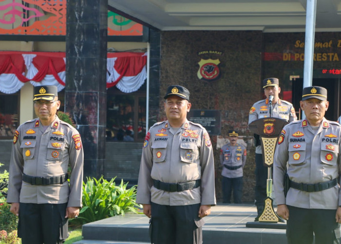 Kapolresta Cirebon Berikan Penghargaan kepada Tiga Kapolsek yang Meraih Kinerja Terbaik