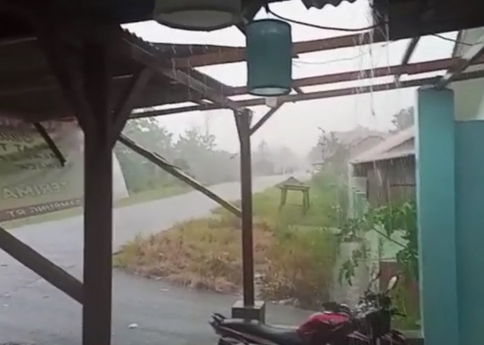 Laporan Warga: Puting Beliung di Karangsambung Cirebon, Tiang Listrik Roboh
