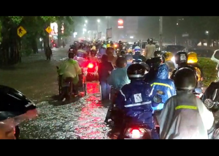 Banjir di Jalan Cipto Mangunkusumo Kota Cirebon, Polisi Tutup Arus Lalu Lintas untuk Urai Kemacetan