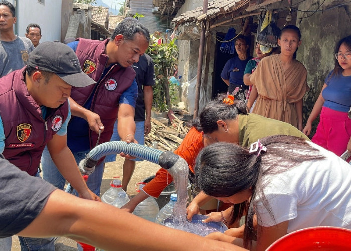 Kekeringan di Cirebon, Polresta Salurkan 18.000 Liter Air Bersih ke Warga Palimanan Barat
