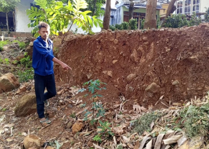 Tanah Amblas Sedalam 3 Meter, 5 Keluarga di Beber Cemas Karena Rumahnya Ambruk